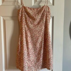 Pink floral summer mini dress. The perfect dress for a casual day in the city!